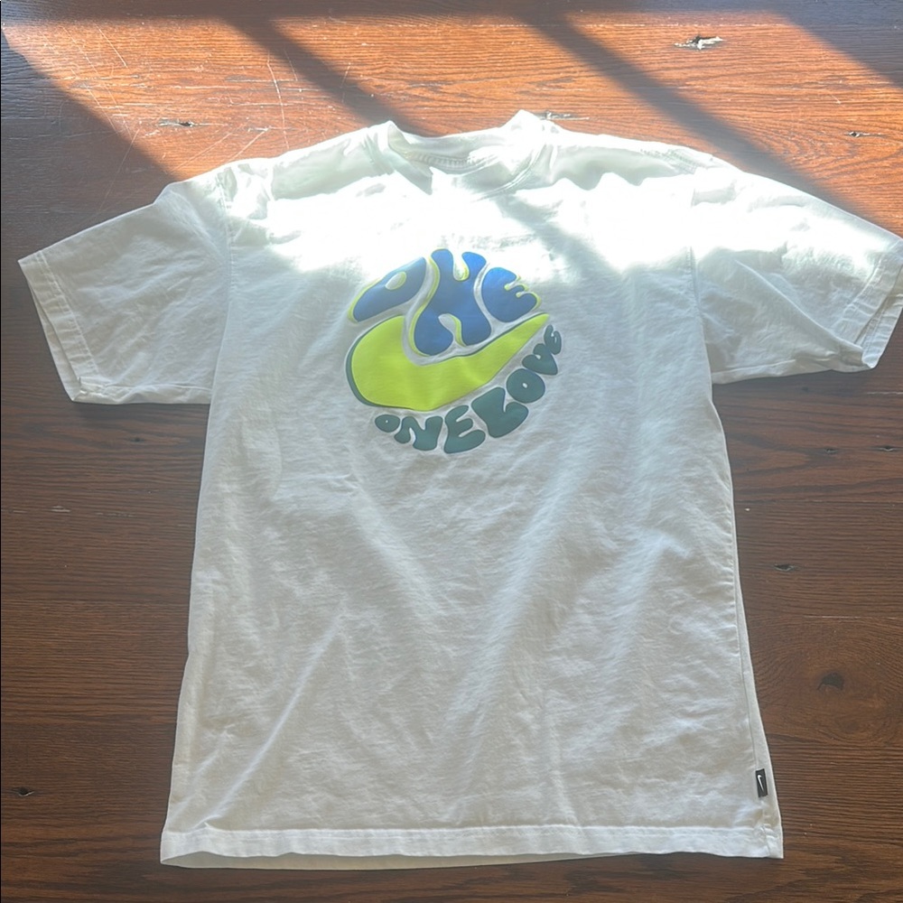 Nike tshirt - never worn.  Excellent condition